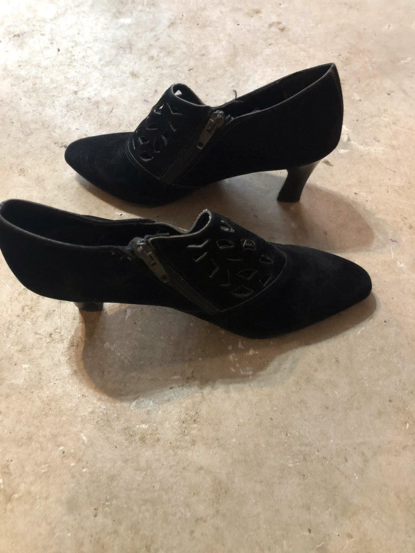 Black court shoes